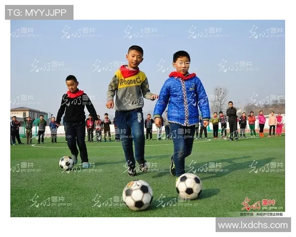 和室友一起看足球猜明星挑战赛乐趣无穷