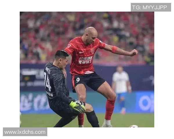 足球明星因场外行为被罚款引发球迷热议与媒体关注